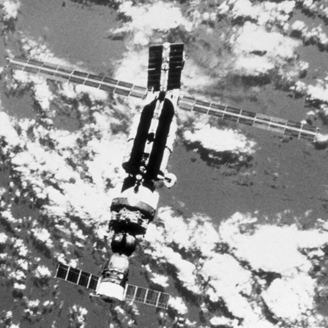 Космическая советская станция «Мир»