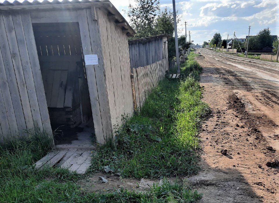 Основной общественный колодец поселка Гайны-1 расположен всего в 1 метре от дороги.