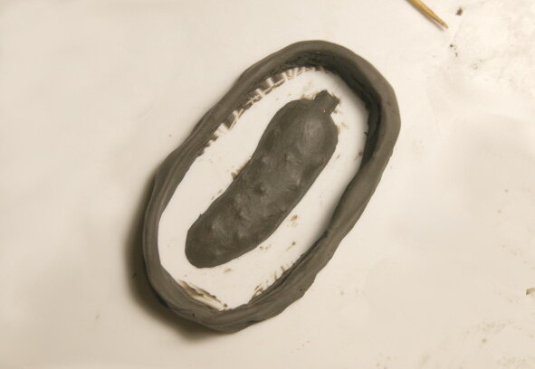 Бортик опалубки следует изготовить примерно на 1 см выше модели.