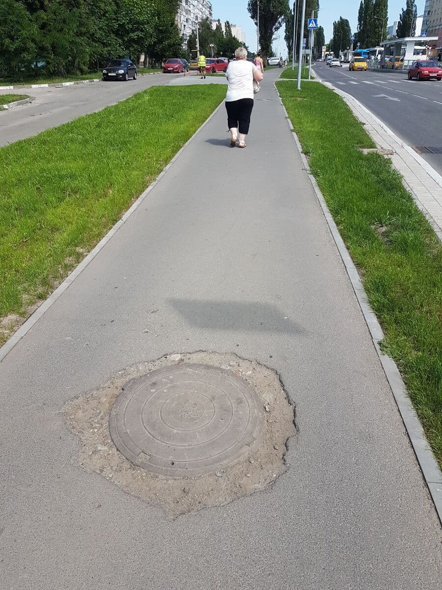 ой, кто это на велодорожке? люди? что они там делают?