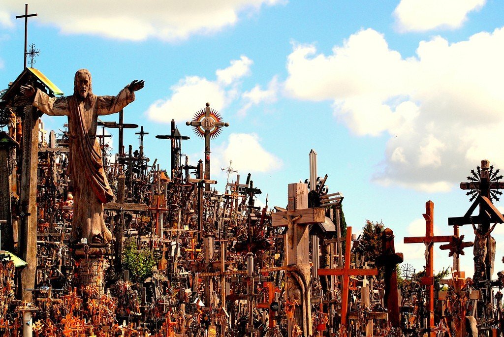 Hill of crosses. Гора крестов, Шяуляй, Литва. Гора крестов Шауляй. Холм крестов в Литве. Крестовая гора Литва.