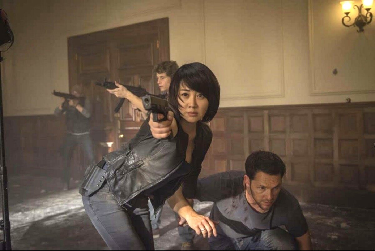 С таким скучающим лицом героиня Сюй Цин реагирует абсолютно на всё. Даже на свистящие вокруг пули калибра 12,7 мм. 