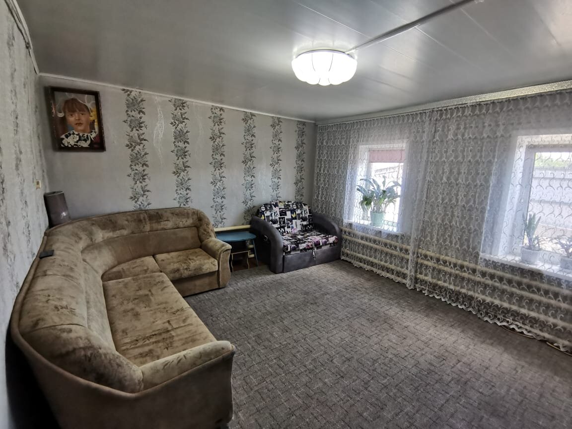 Продаётся чудесный, теплый дом, общей площадью 35,6 кв. метров, расположенный на 6 сотках земли (земля в собственности). В доме: 2 изолированных комнаты, большая кухня, большая утепленная веранда,  сан. узел.  (туалет, душевая, печка), холодная веранда.


