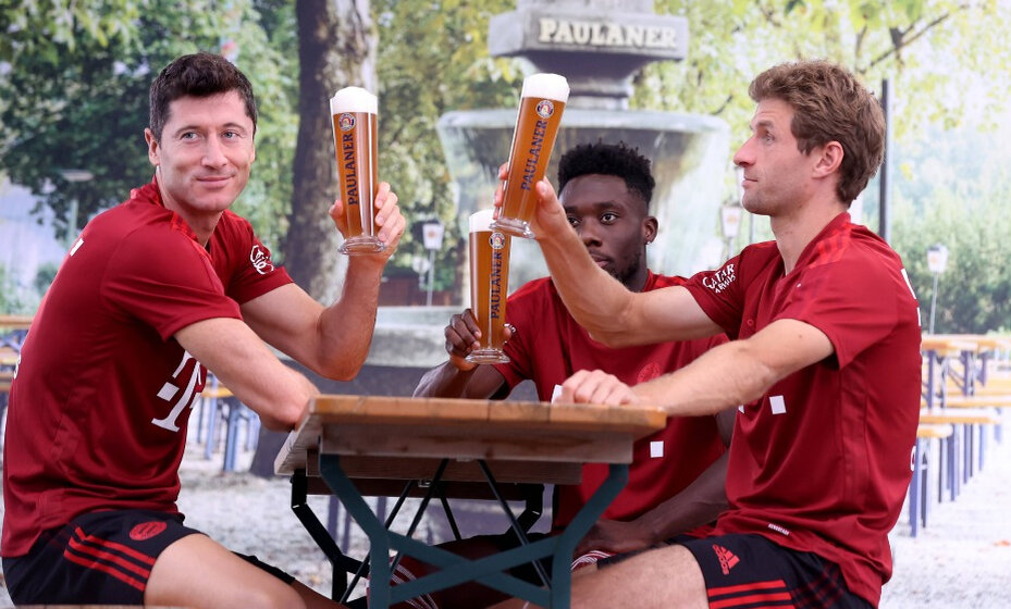    Левандовски, Упамекано и Мюллер позируют с бокалами пива. Фото: Global Look Press