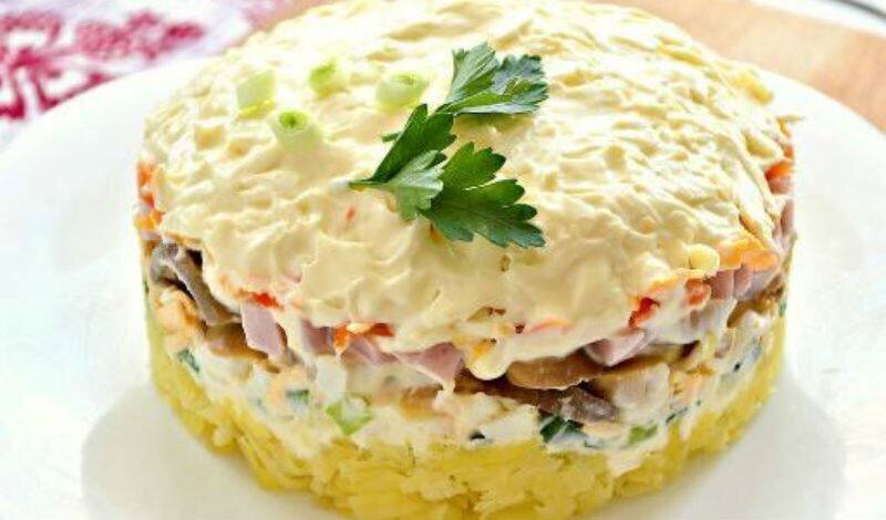 Салат Королевский с курицей, грибами и огурцом: пошагово с фото