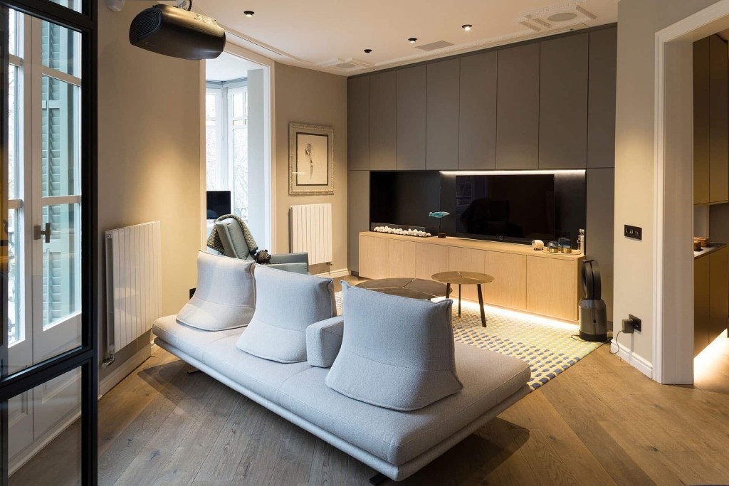 Напольный керамогранит под дерево в дизайне интерьера