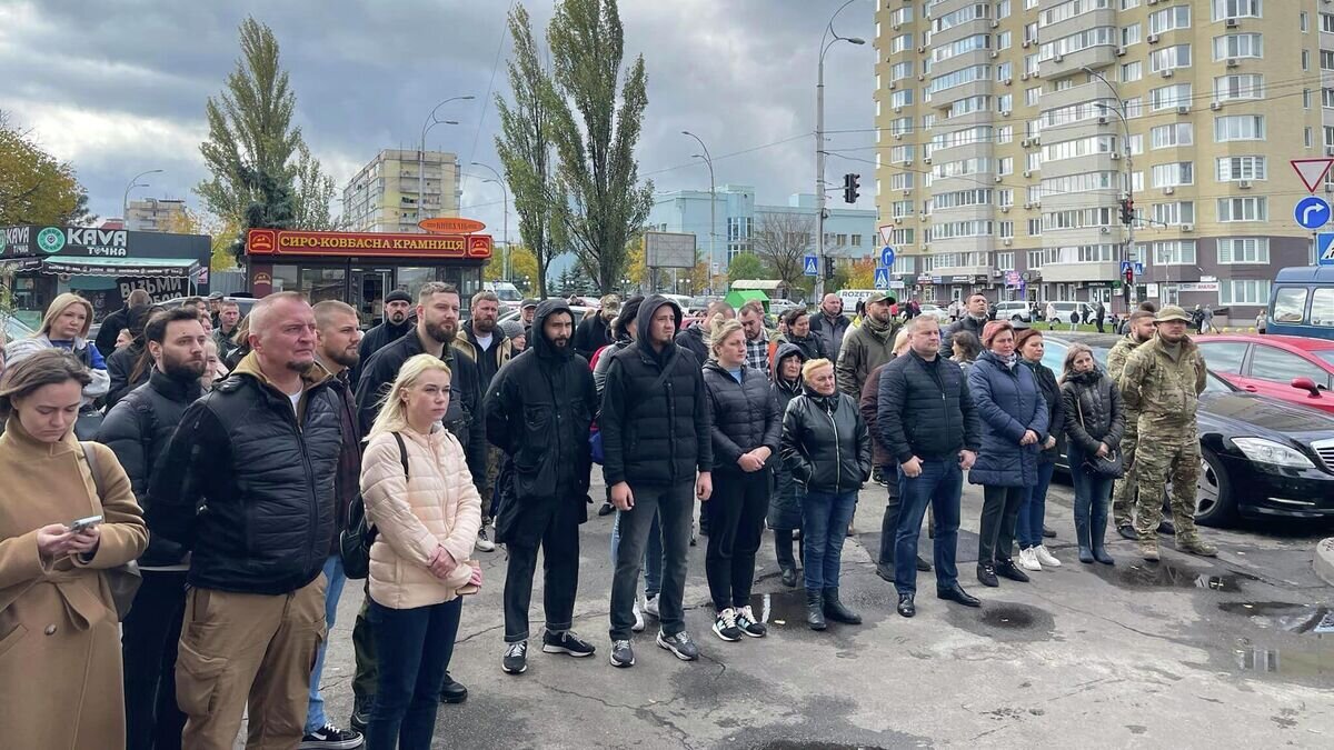    Открытие таблички улицы Героев полка Азов* в Киеве© Фото : аккаунт Артура Палатнего в соцсети