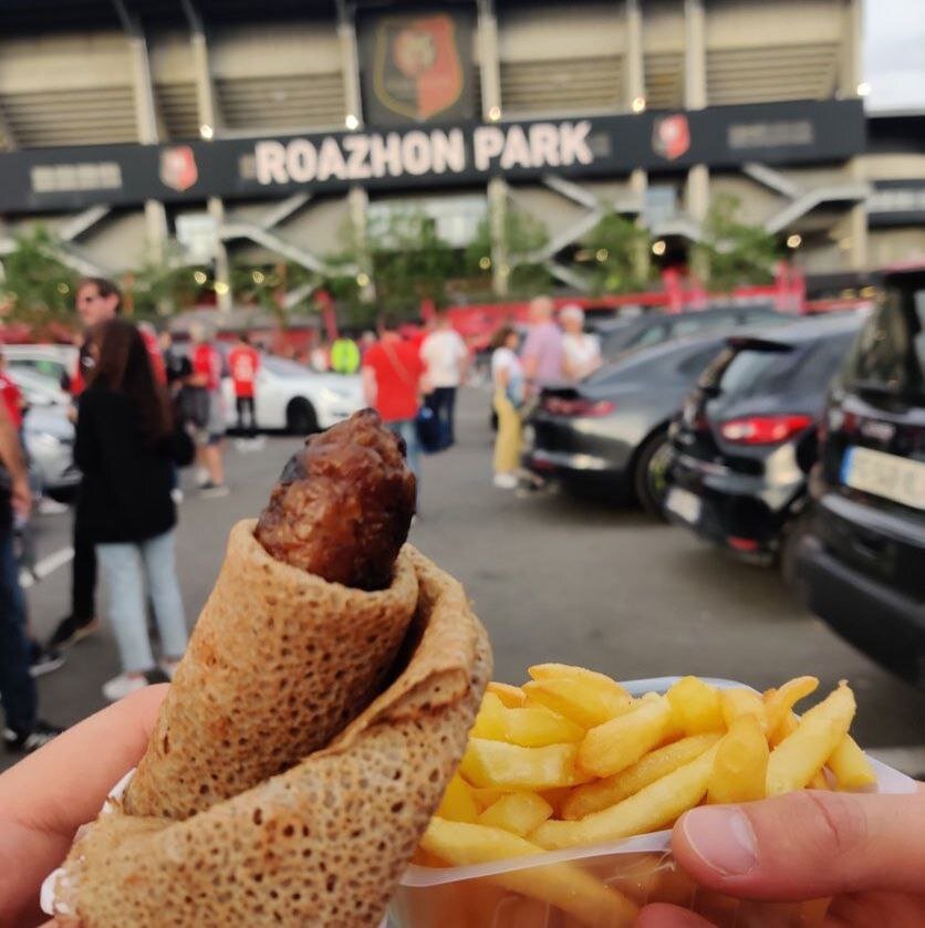 Блин с сосиской на стадионе «Ренна» / Фото: footyscran