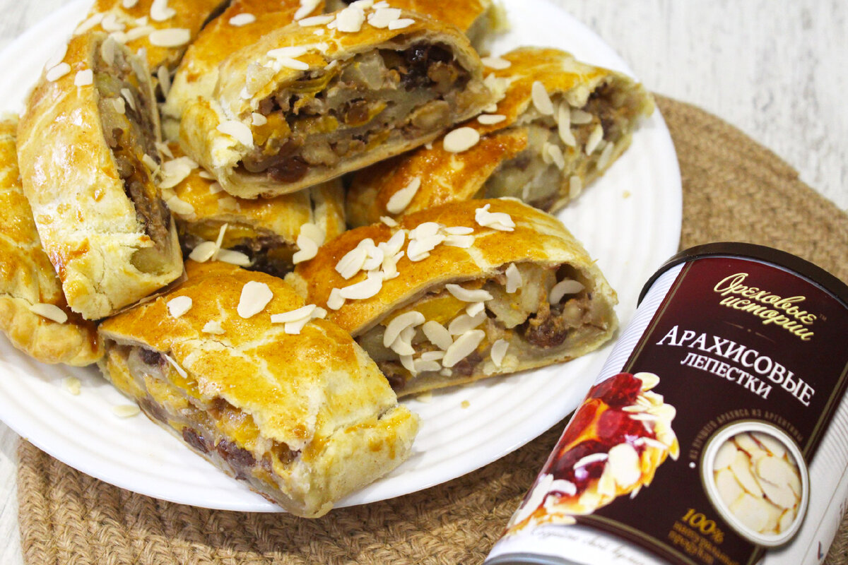 Готовое блюдо украшено арахисовыми лепестками от NUTS for LIFE