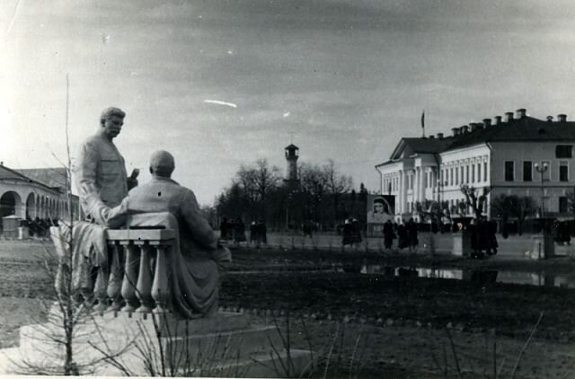 Подпись под этой фотографией "два сокола"