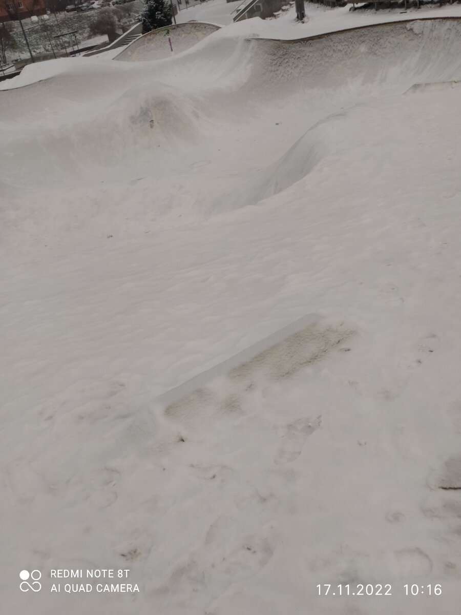 К сожалению, «безлюдных» фотографий этой рампы у меня не оказалось - пришлось её в снегу фотографировать.