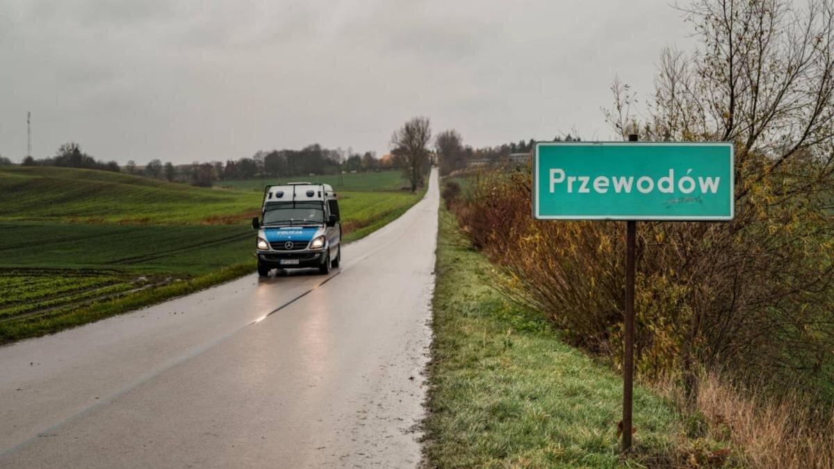    Полицейская машина рядом с населенным пунктом Пшеводув в Польше:Karolina Jonderko / for the Washington Post