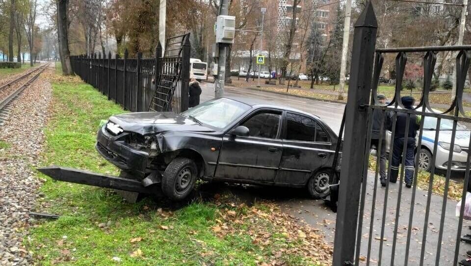     В Ростове на проспекте Сельмаш 18-летний водитель врезался во встречный автобус и снес металлическую ограду, об этом сообщили в УГИБДД по Ростовской области.