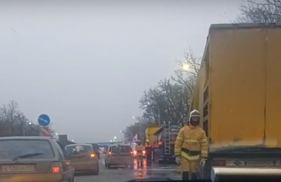     По словам очевидцев, в этом районе произошло ДТП. Фото: "Ростов Главный".