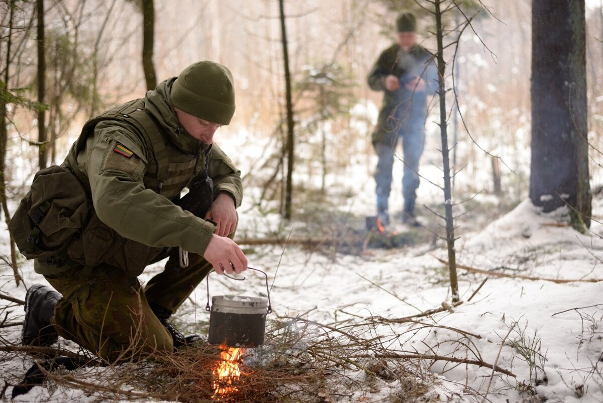 Военные возле костра