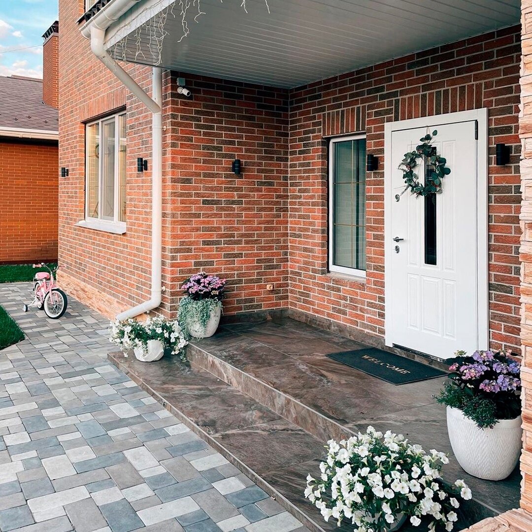 Входная дверь Snegir Cottage с рождественским венком