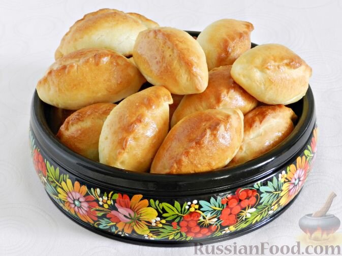 дрожжи сухие, соль, сахар, молоко, масло сливочное, мука, капуста белокочанная, лук репчатый, яйца, масло растительное, перец чёрный молотый