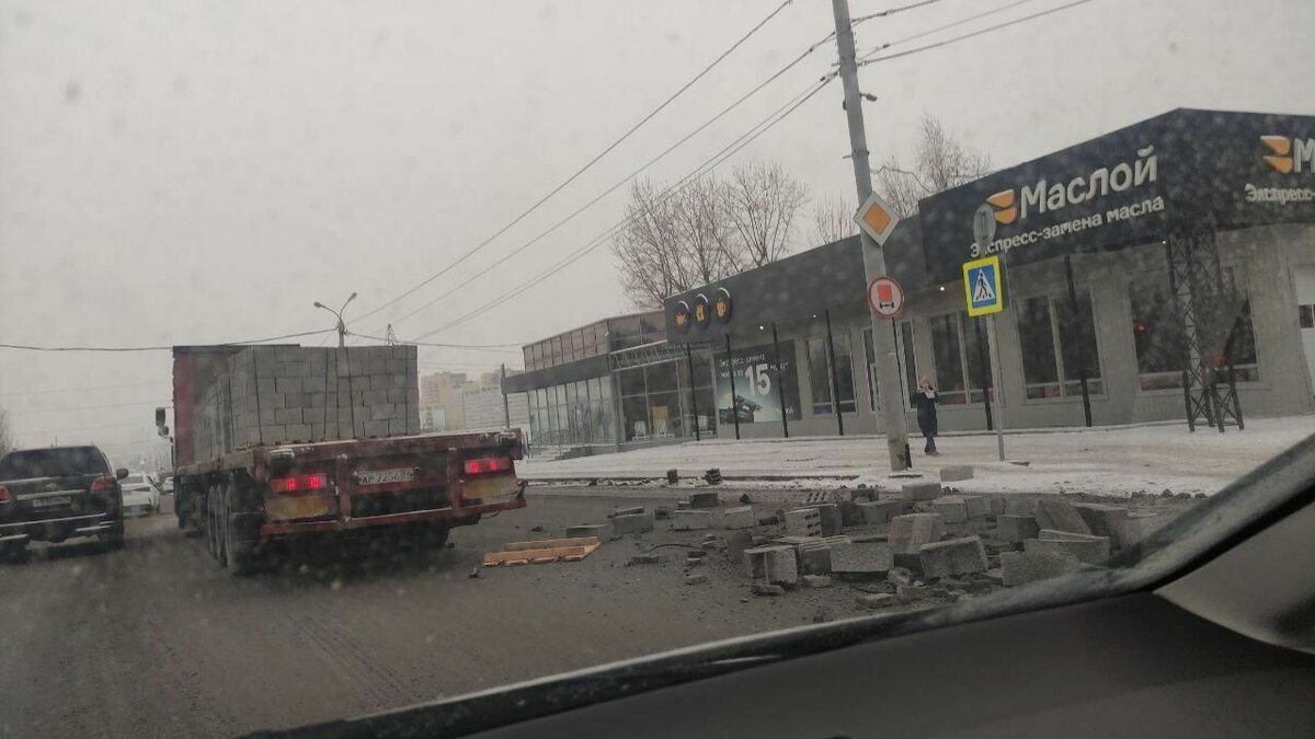     Едва не закончилась трагедией утренняя поездка для одного из тюменских водителей. На пересечении улиц Алебашевской и Дружбы с машины, груженной кирпичами, слетел на дорогу один из паллетов.