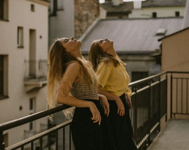 У этих девушек по-видимому тоже есть какая-то странная привычка. Источник фото: https://unsplash.com/photos/5qNTJcCckmc