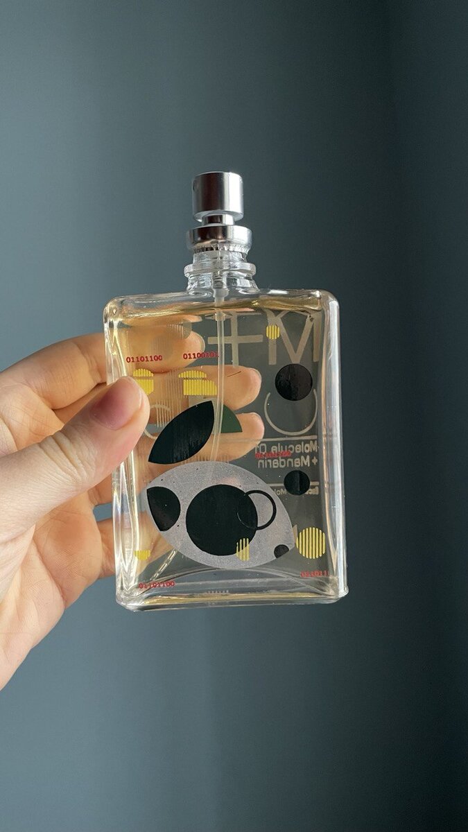 Первый признак подделки - выпуклое дно, у оригинала такого нет. 
Дальше в галерее еще самые очевидные признаки.