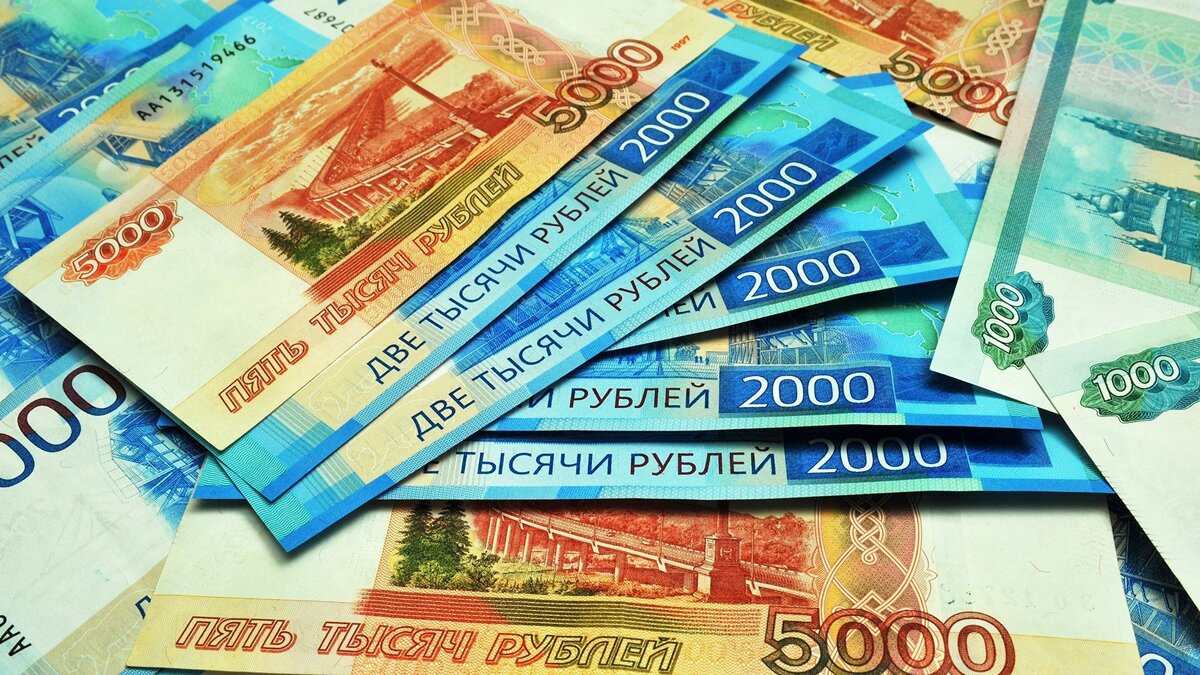    " Банкноты номиналом 1000, 2000 и 5000 рублей© РИА Новости . Алексей Сухоруков
