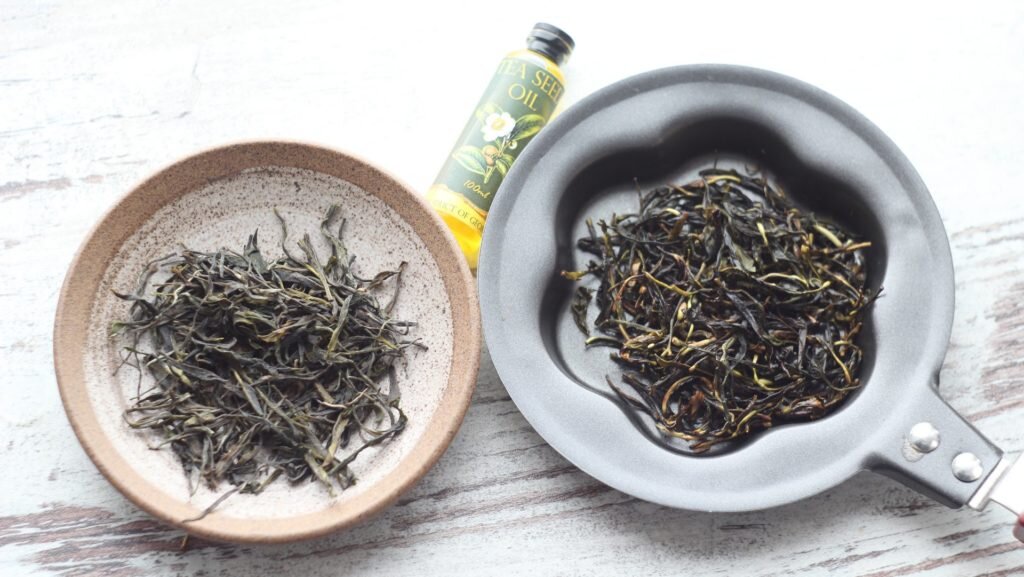 Грузинское чайное масло и прожаренный на нем грузинский зеленый чай. Такие опыты мы тоже ставили. Фотография Ольги Никандровой