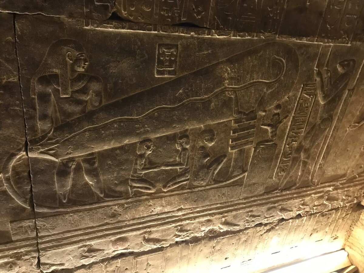 Закрытая крипта храма в Дендере 