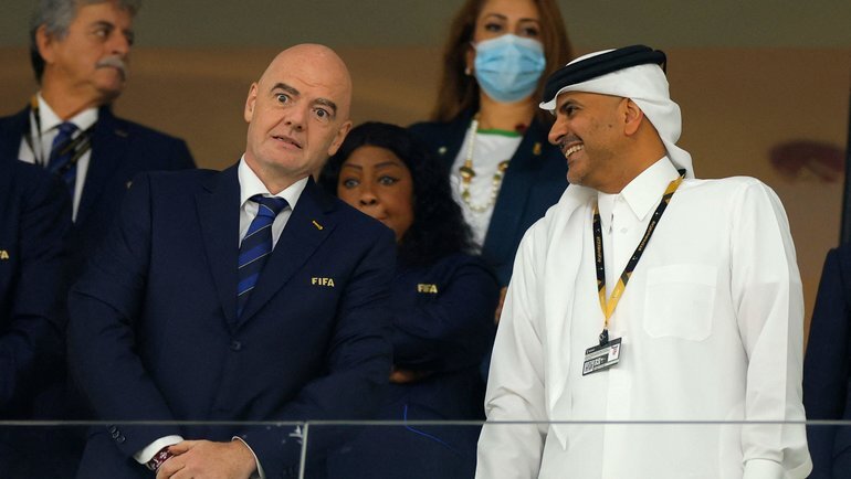    Президент ФИФА Джанни Инфантино (слева) и премьер-министр Катара Халид бин Халифа бин Абдул Азиз Аль Тани.