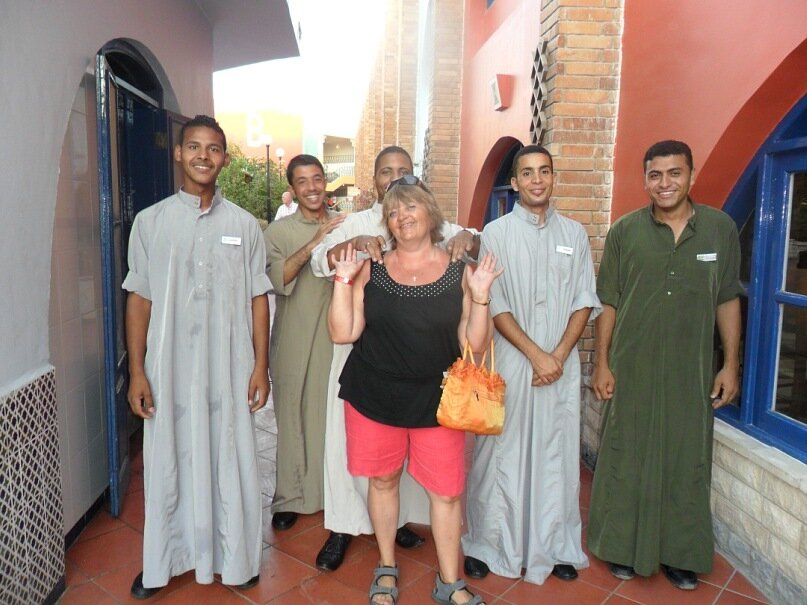 Эти молодые люди обслуживали гостей отеля.Женщины там не работают на таких местах.