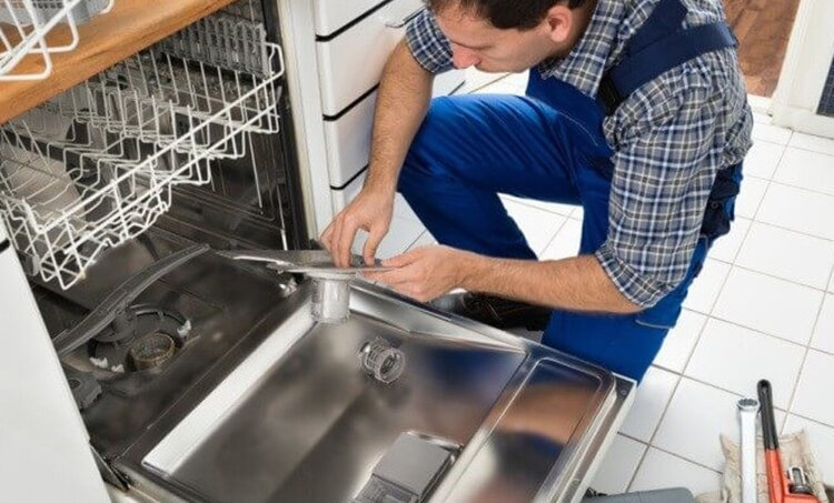 Если у вас в доме полно гостей или вы участвуете в марафоне праздничной выпечки, засорение посудомоечной машины может замедлить работу.-2