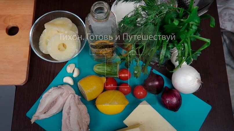 Салат из курицы с ананасами, сыром и чесноком отлично подойдет для праздничного или Новогоднего стола. И готовится очень просто. Заранее отварите куриную грудку и остудите ее.-2