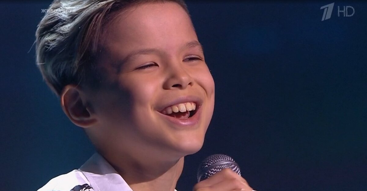 Выступления мальчика. Выступления мальчика. Мальчик выступает. Выступления мальчика. Участники шоу голос.