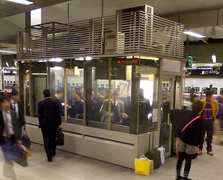 Watson system. Курилка в общественном месте в Токио, Япония