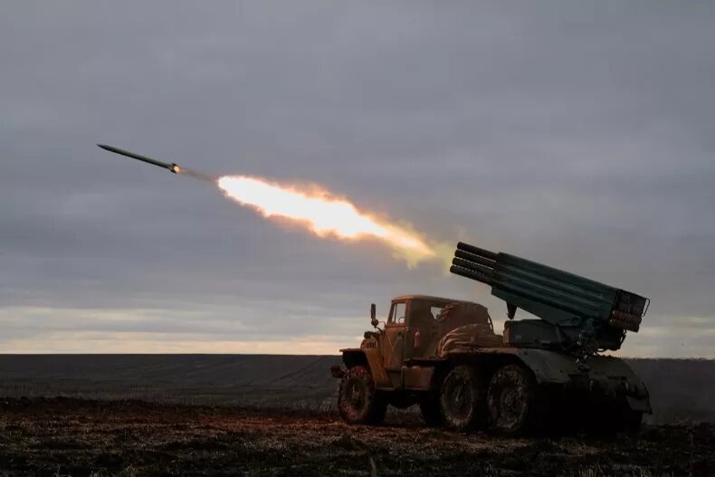 Солдаты 59-й бригады Вооруженных сил Украины обстреливают ракетами российские позиции 30 декабря 2022 года в Украине. Украинские военные чиновники утверждают, что число погибших в результате войны в России в 2023 году уже превысило 2000 человек.