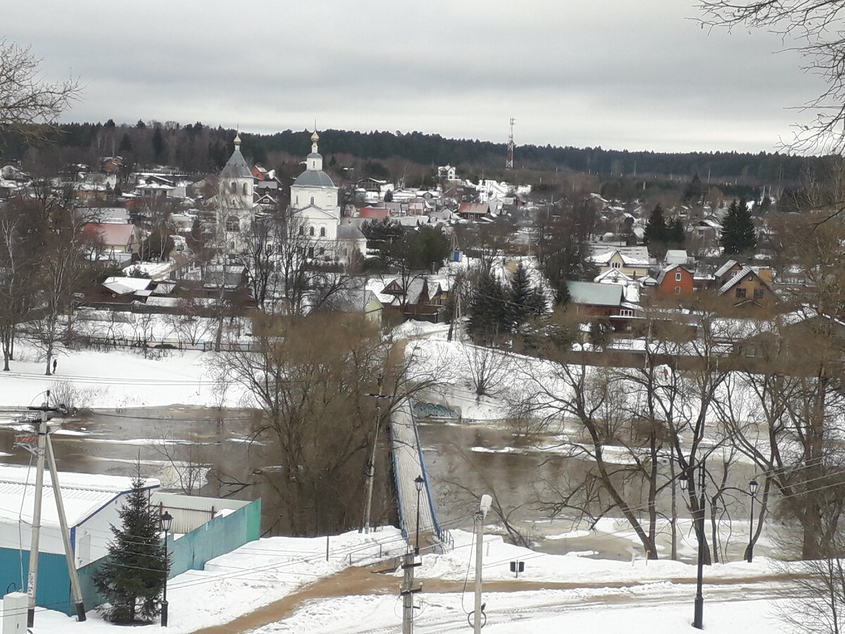 4 января 2023 12:51 Вид с Верейского Кремля. Виден пешеходный мост через Протву (именно с этого моста были сделаны другие фотографии настоящей статьи) и сама река, а также район, в народе называемый Заречьем. Выделяется церковь Богоявления Господня, о которой мы расскажем в следующей статье о Верее.