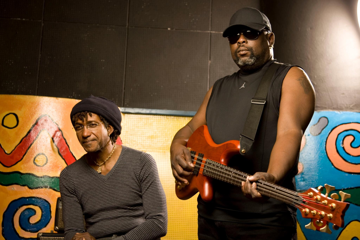 Ридим-близнецы - великий продюсерский дуэт Ямайки: барабанщик Проныра Данбар (Sly Dunbar) и басист Робби Шейкспир (Robbie Shakespear)