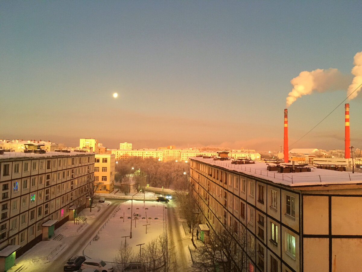 Североморск. Вид из моего окна. Время 10:30, на небе огромная Луна. Захотелось поделиться с вами красивыми красками природы.