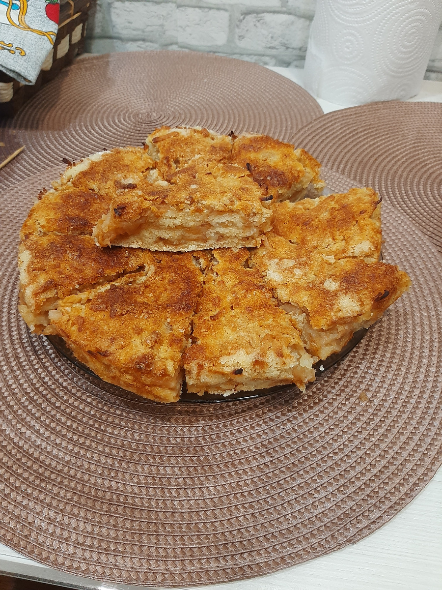 Этот нашумевший пирог многие пекут,решила и я попробовать.Вкус нежный,просто неоторваться.