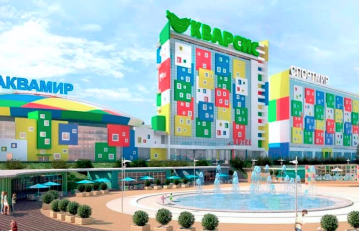Гостиницу на 150 мест рядом с аквапарком хотели ввести в эксплуатацию в 2018 году. Подогреваемые бассейны под открытым небом на пляже рядом с гостиницей и аквапарком зимой планировали использовать как катки. (Фото: akvamirnsk.ru, презентация Российского аукционного дома) 