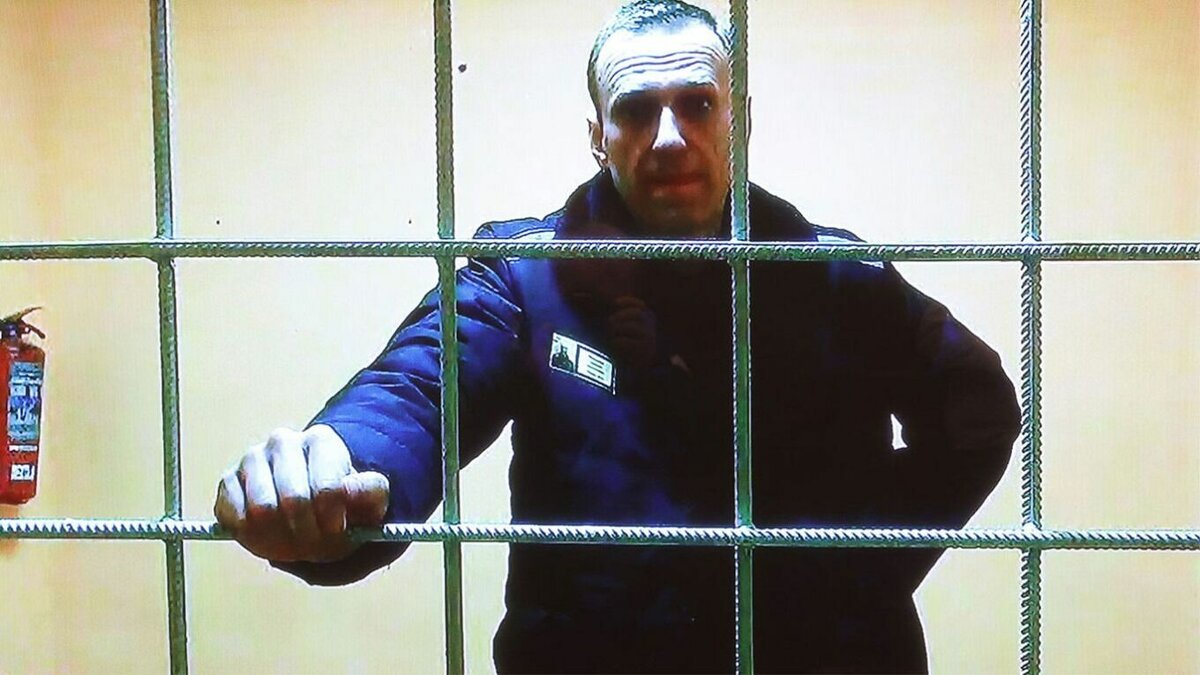     Всего Навальный* (на фото) с августа 2022 года подал к ИК-6 свыше двух десятков исков, рассмотреть 11 января планировалось два из них.