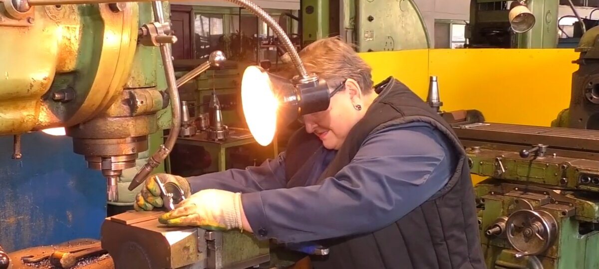 Женщин на производстве становится меньше