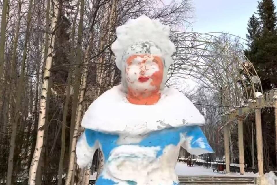     Снежную Снегурочку в Мончегорске повредил упавший из-за ветра баннер. Фото: администрация Мончегорска
