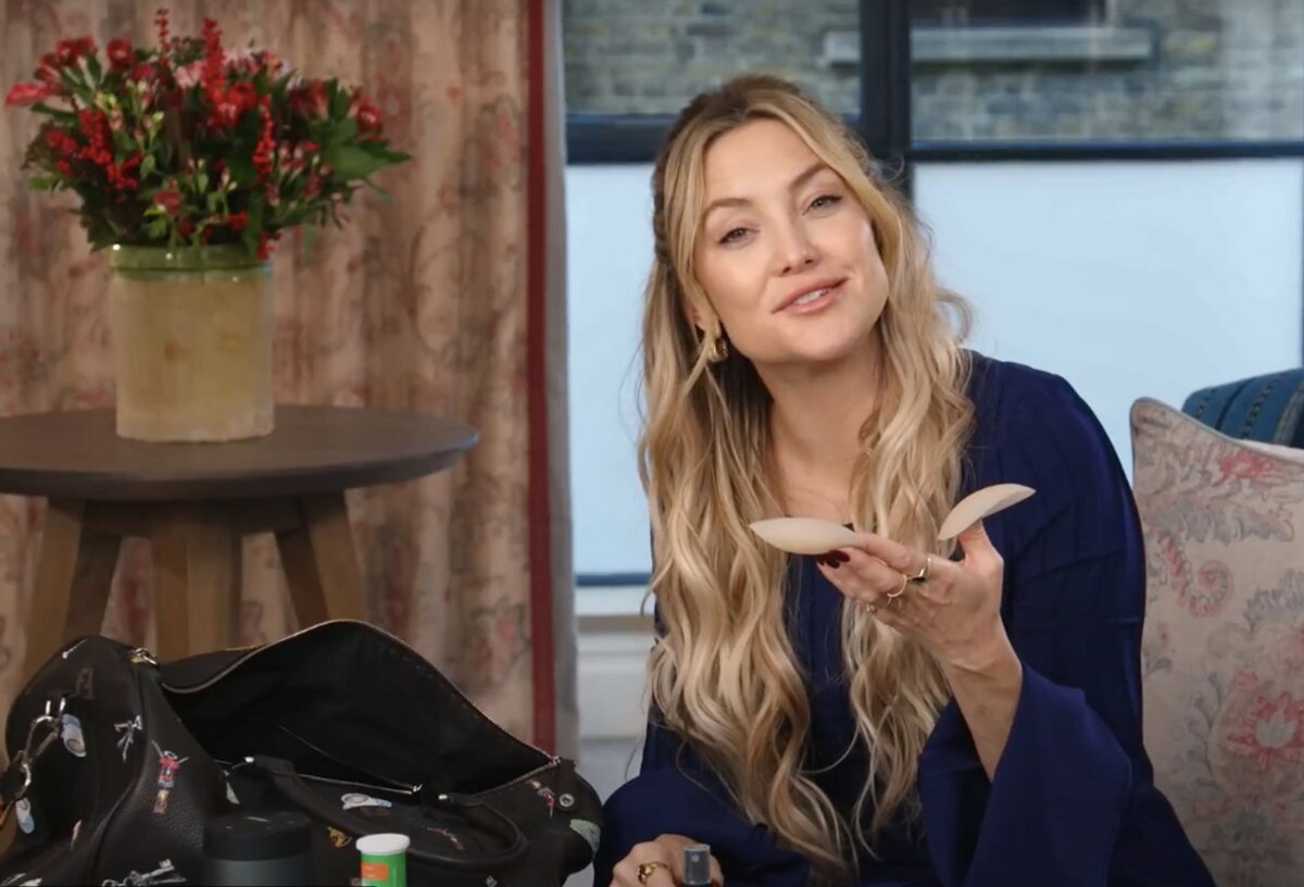    Кейт Хадсон демонстрирует наклейки Скриншот: Vogue Великобритания