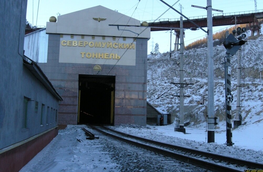 © MOROVICTOR / Wikimapia / CC BY-SA 3.0 (Восточные ворота. Общая длинна тоннеля составляет 15,3 км, что делает его крупнейшим среди аналогичных объектов в России) 