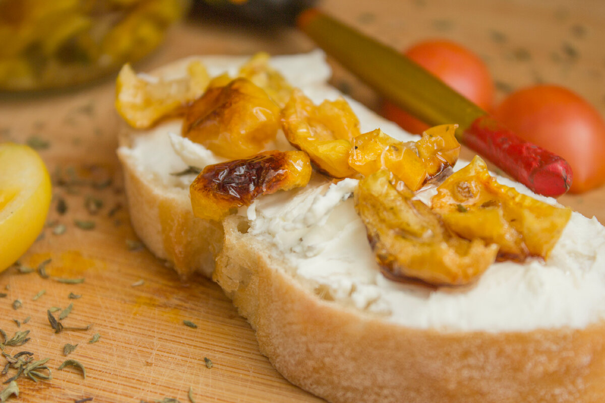 Брускетта с вяленными томатами