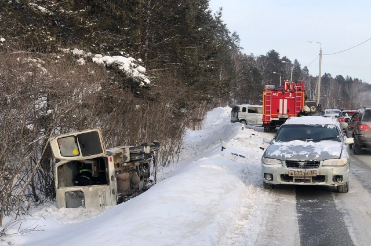    Под Иркутском опрокинулась в кювет рейсовая маршрутка с пассажирами