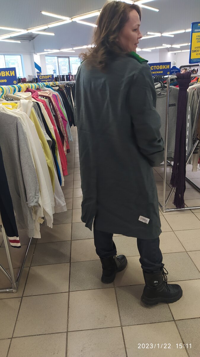 Если бы знала как её стилизовать, то купила бы. Отпороть погоны. Отпарить.  И носить. 