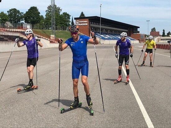     Александр Легков (в центре). ФОТО: Федерация лыжных гонок России