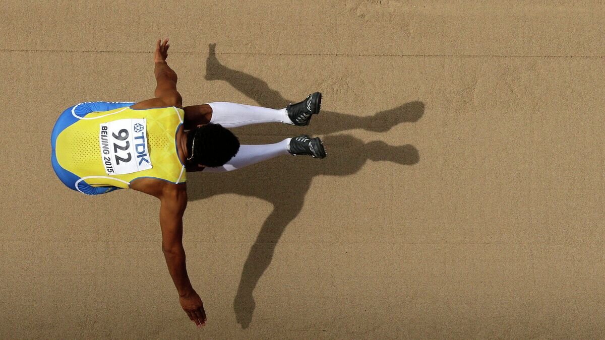    Шведский спортсмен Мишель Торнеус во время соревнований по прыжкам в длину на ЧМ по легкой атлетике в Пекине, Китай© AP Photo / Wong Maye-E