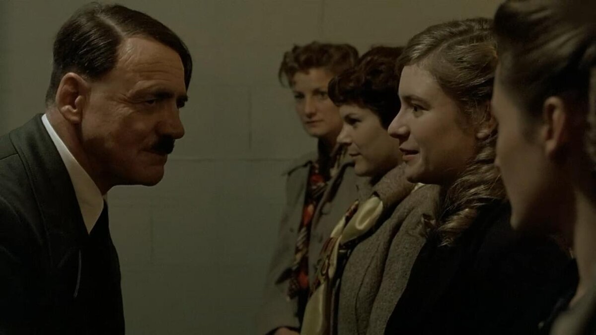 Кадр из фильма "Бункер" (2004). Гитлер знакомится с кандидатками в секретари.
